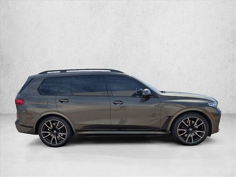 Used 2022 BMW X7 xDrive40i w/ M Sport Package AWD/4WD image 4