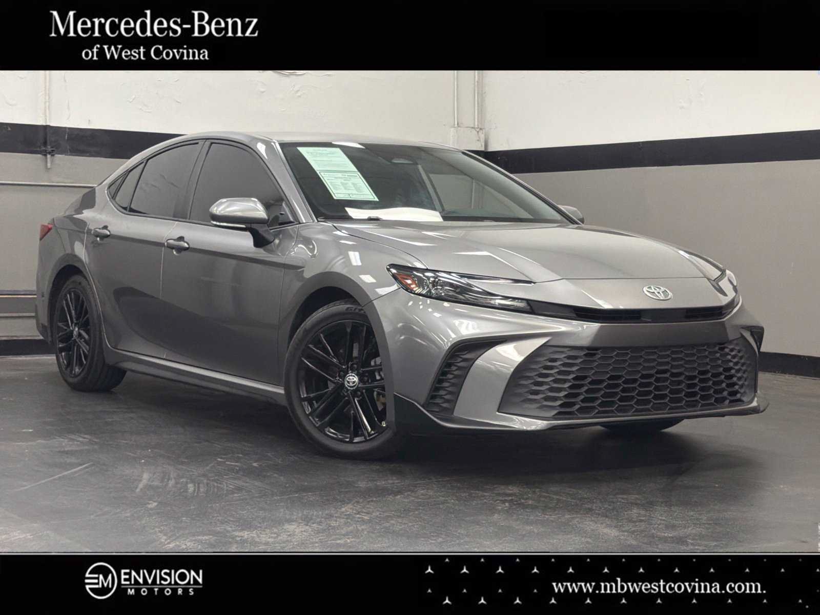 Used 2025 Toyota Camry SE FWD image 1
