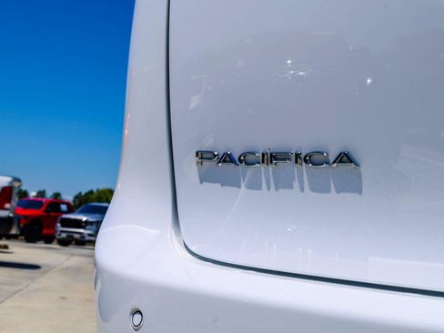 New 2027 Chrysler Pacifica Select FWD image 7