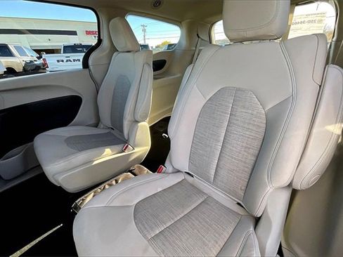 Used 2017 Chrysler Pacifica Touring Plus image 28