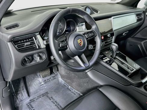 Certified 2026 Porsche Macan AWD/4WD image 4
