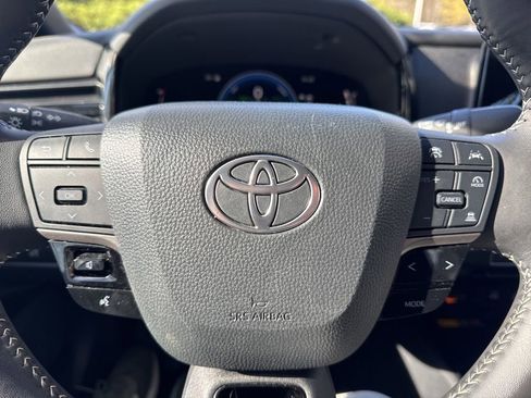 Used 2025 Toyota Camry SE image 8