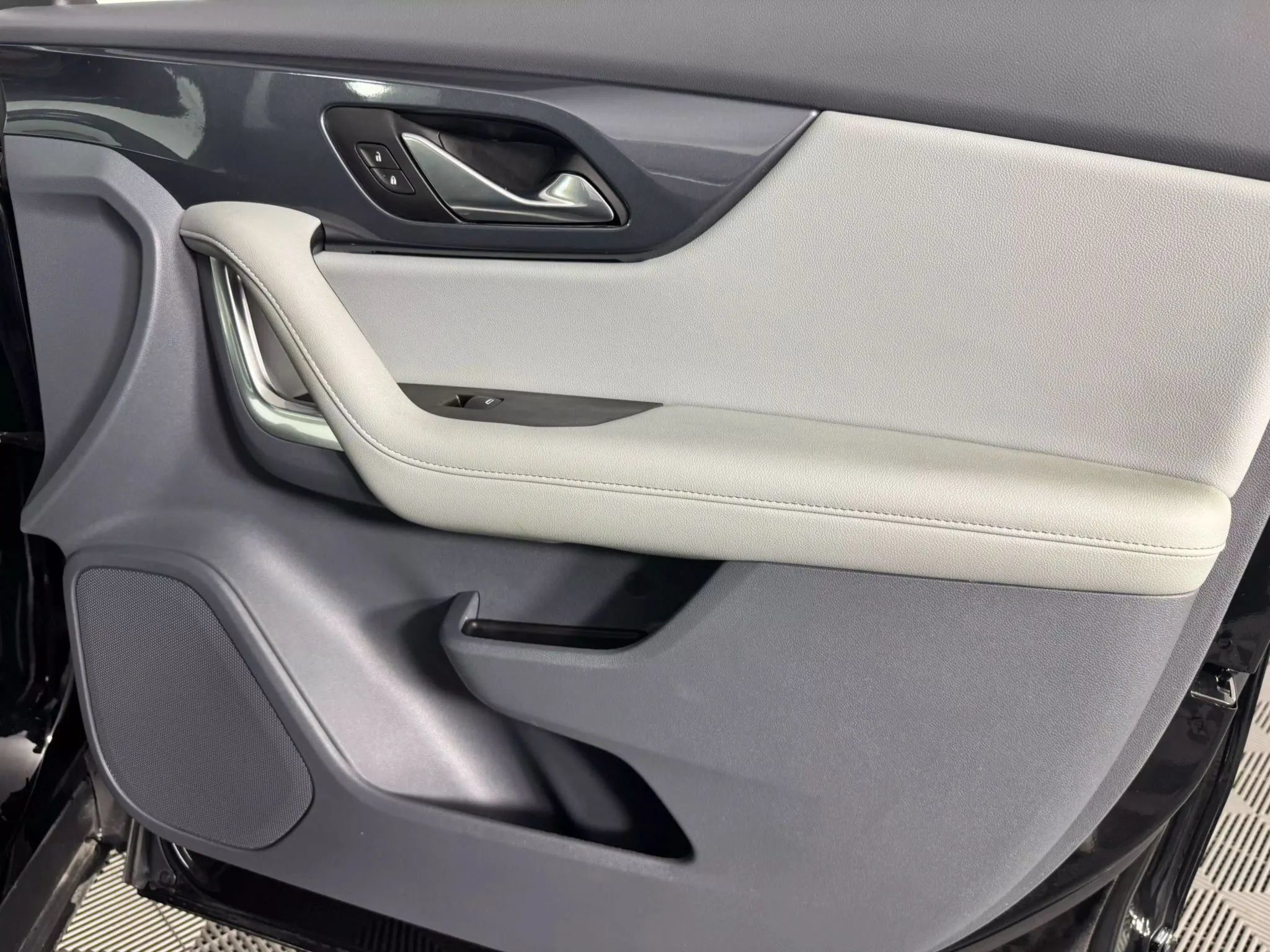 Used 2020 Chevrolet Blazer LT FWD image 39