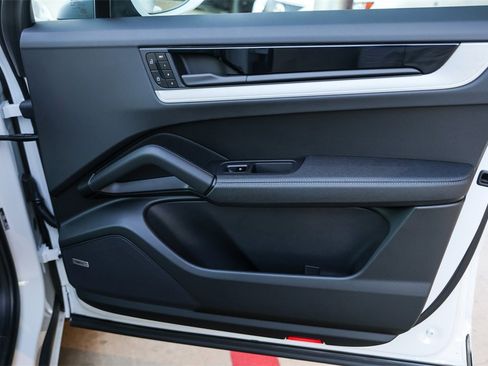 Used 2025 Porsche Cayenne image 25