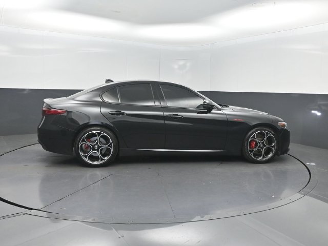 Used 2023 Alfa Romeo Giulia Veloce RWD image 32