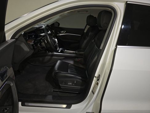 Used 2019 Audi e-tron Prestige w/ Prestige Package image 7