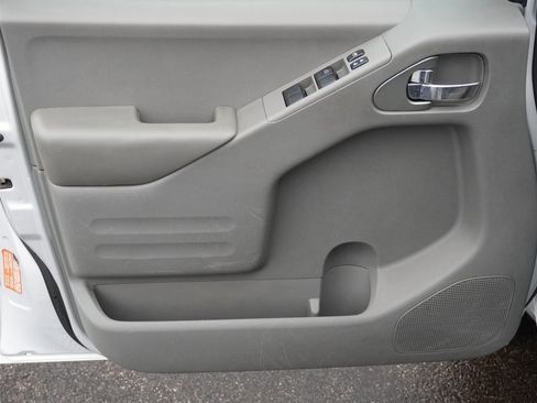 Used 2015 Nissan Frontier SV image 9