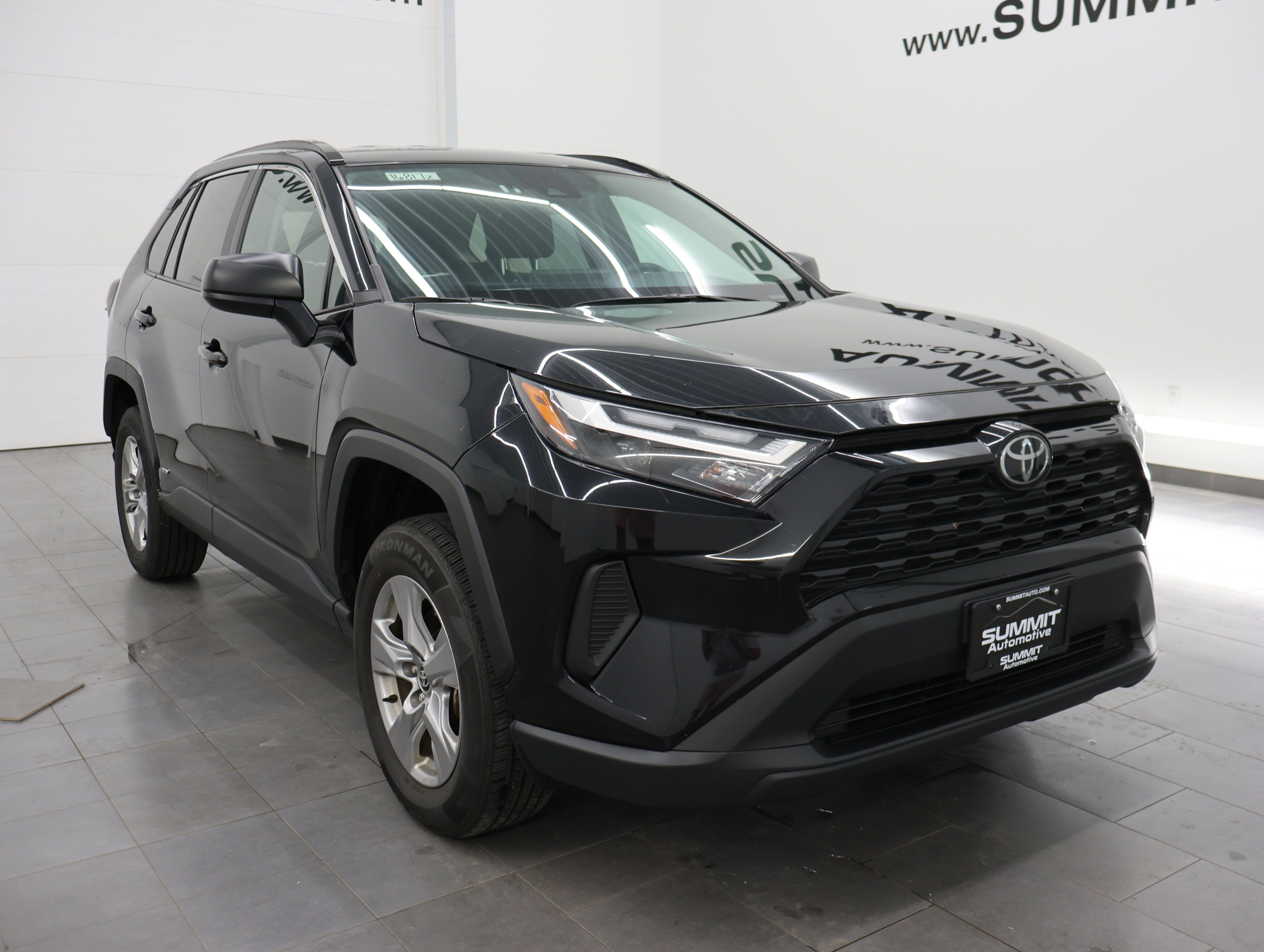 Used 2025 Toyota RAV4 LE AWD/4WD image 2