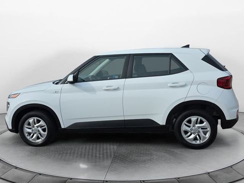 Used 2021 Hyundai Venue SE image 2