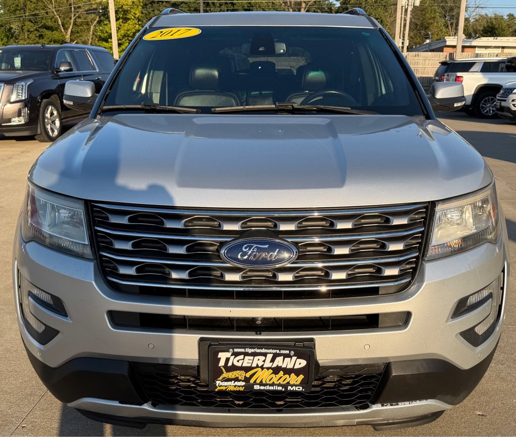 Used 2017 Ford Explorer Limited w/ Equipment Group 301A FWD image 2