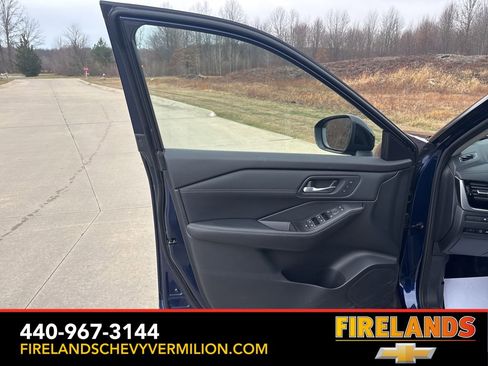 Used 2025 Nissan Rogue SL w/ Tech Package image 9