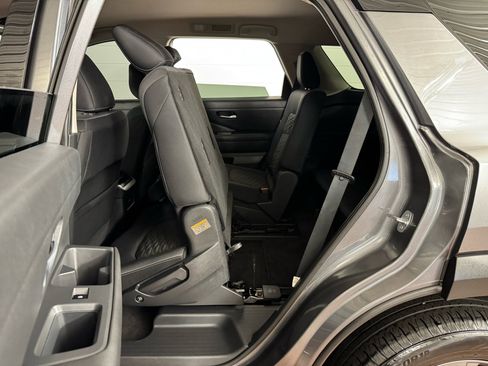 Used 2022 Nissan Pathfinder SV image 29