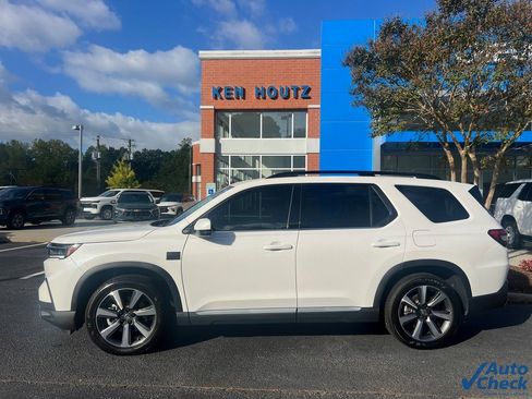 Used 2025 Honda Pilot Elite image 2