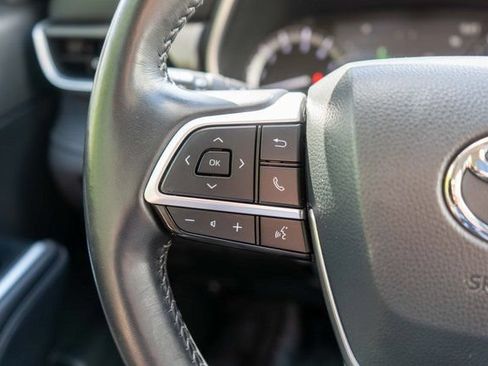 Used 2022 Toyota Highlander XLE AWD/4WD image 29