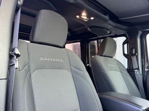 Used 2022 Jeep Wrangler Unlimited Sahara image 19