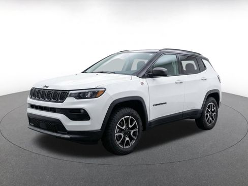 Used 2025 Jeep Compass Trailhawk AWD/4WD image 3