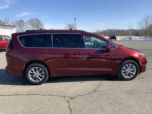 Used 2022 Chrysler Pacifica Touring-L image 5