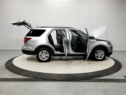 Used 2018 Ford Explorer XLT w/ Equipment Group 202A image 16