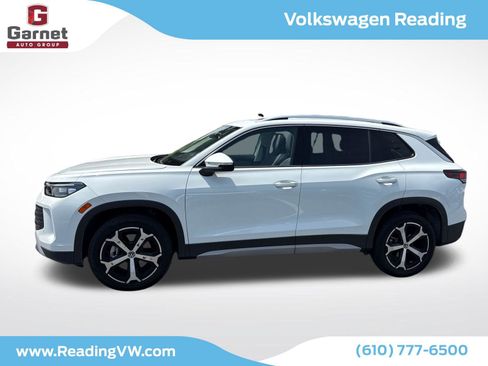Used 2025 Volkswagen Tiguan SE w/ Panoramic Sunroof Package AWD/4WD image 2