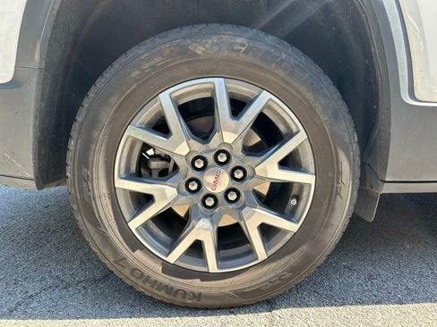 Used 2023 GMC Acadia SLT image 16