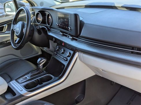 Used 2024 Kia Carnival LX image 30