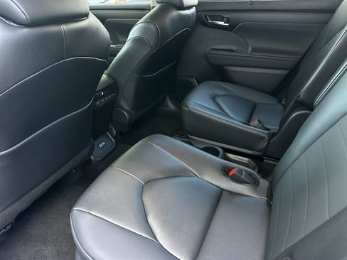 Used 2025 Toyota Highlander XLE FWD image 11