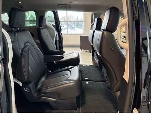 Used 2024 Chrysler Pacifica Touring-L AWD/4WD image 30