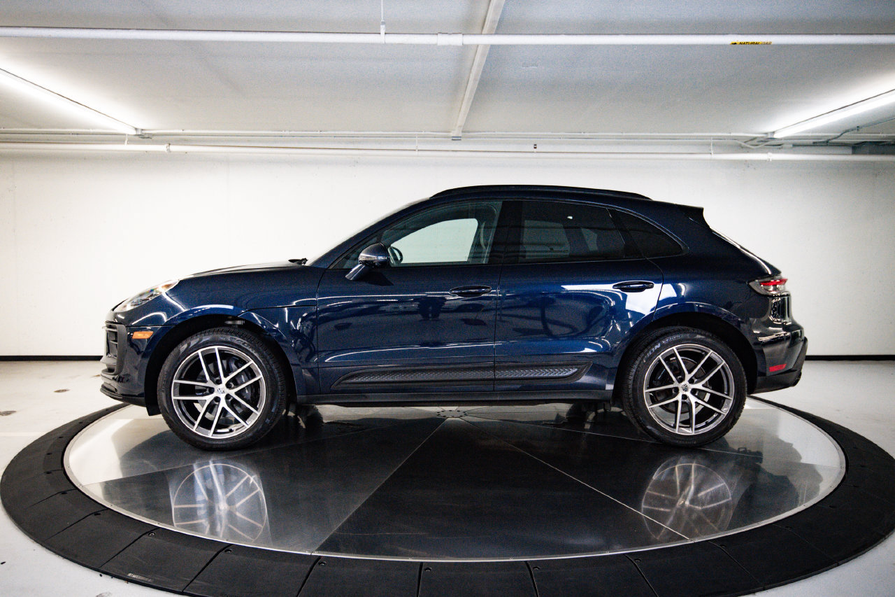 Certified 2023 Porsche Macan AWD/4WD image 2