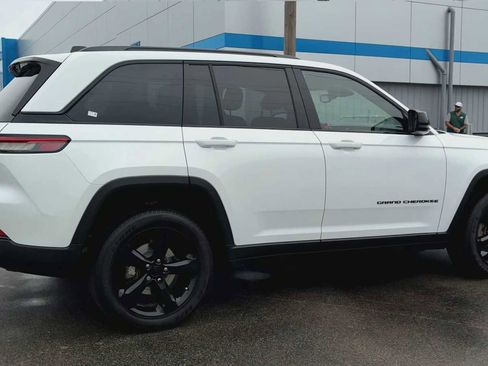Used 2022 Jeep Grand Cherokee Altitude image 2