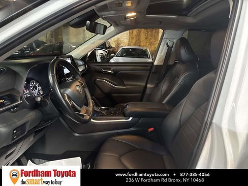 Used 2022 Toyota Highlander XLE AWD/4WD image 18