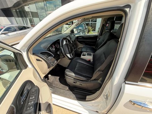 Used 2016 Chrysler Town & Country Touring w/ Driver Convenience Group FWD image 11