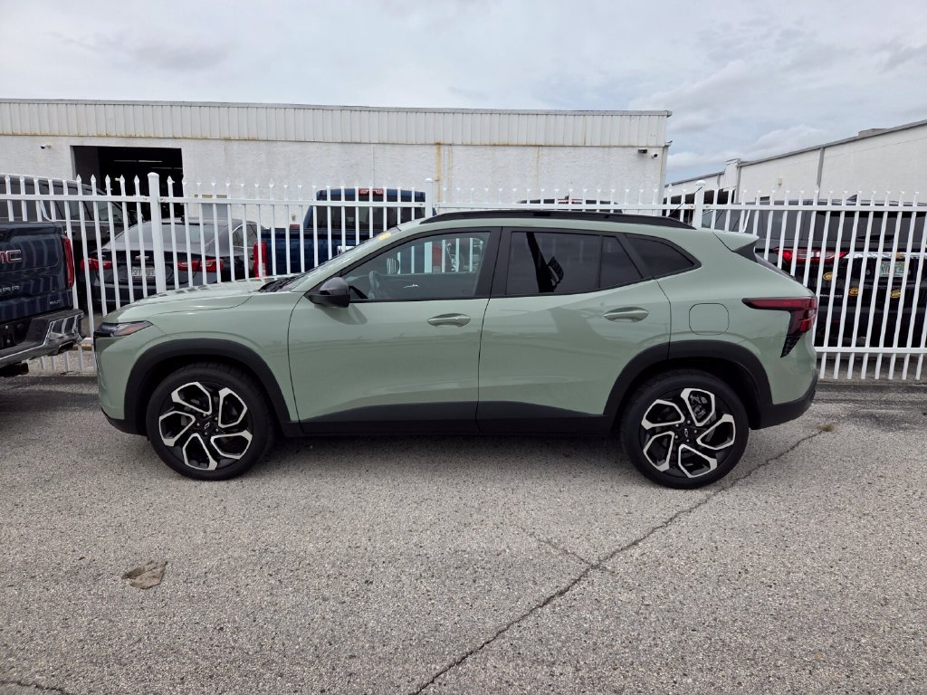 Used 2024 Chevrolet Trax RS w/ Sunroof Package FWD image 2
