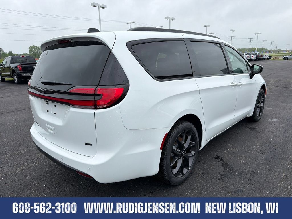 New 2026 Chrysler Pacifica Select w/ S Appearance Package AWD/4WD image 5