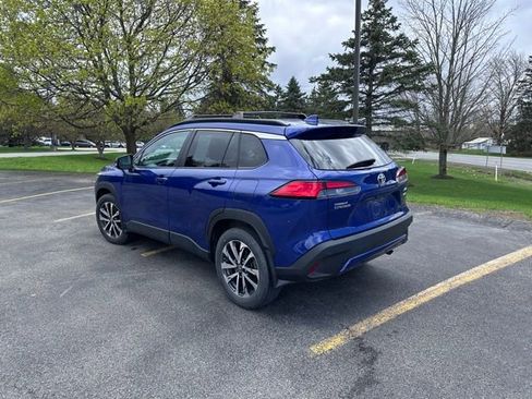 Used 2023 Toyota Corolla Cross XLE w/ Convenience Package image 5