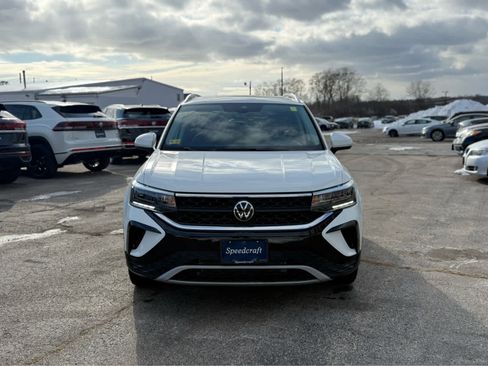Used 2024 Volkswagen Taos SE image 2
