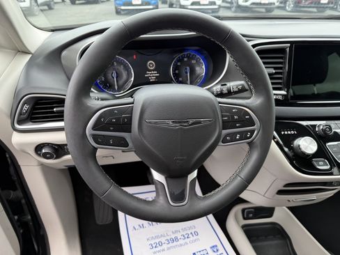Used 2023 Chrysler Pacifica Touring-L FWD image 22