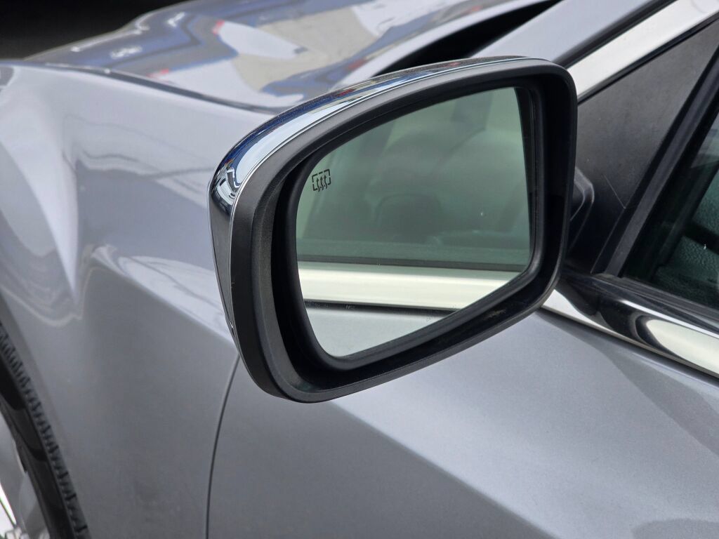 Used 2018 Chrysler 300 Limited AWD/4WD image 12