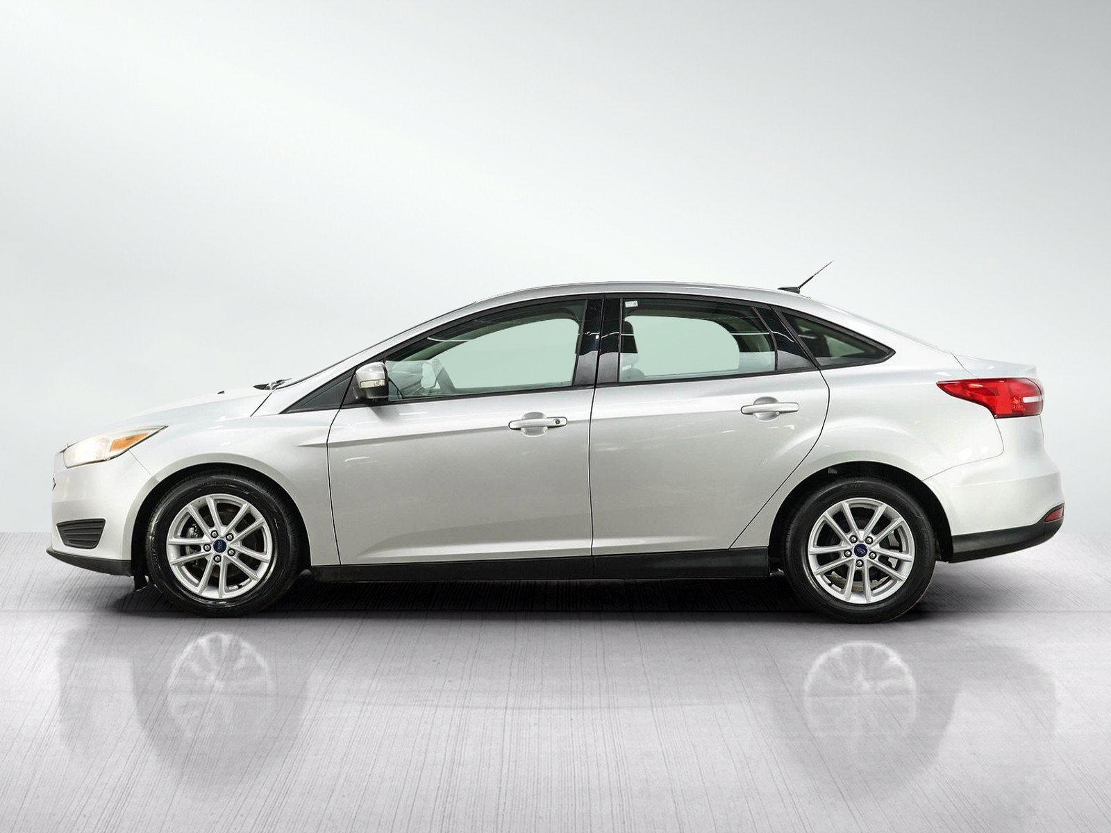 Used 2017 Ford Focus SE FWD image 2