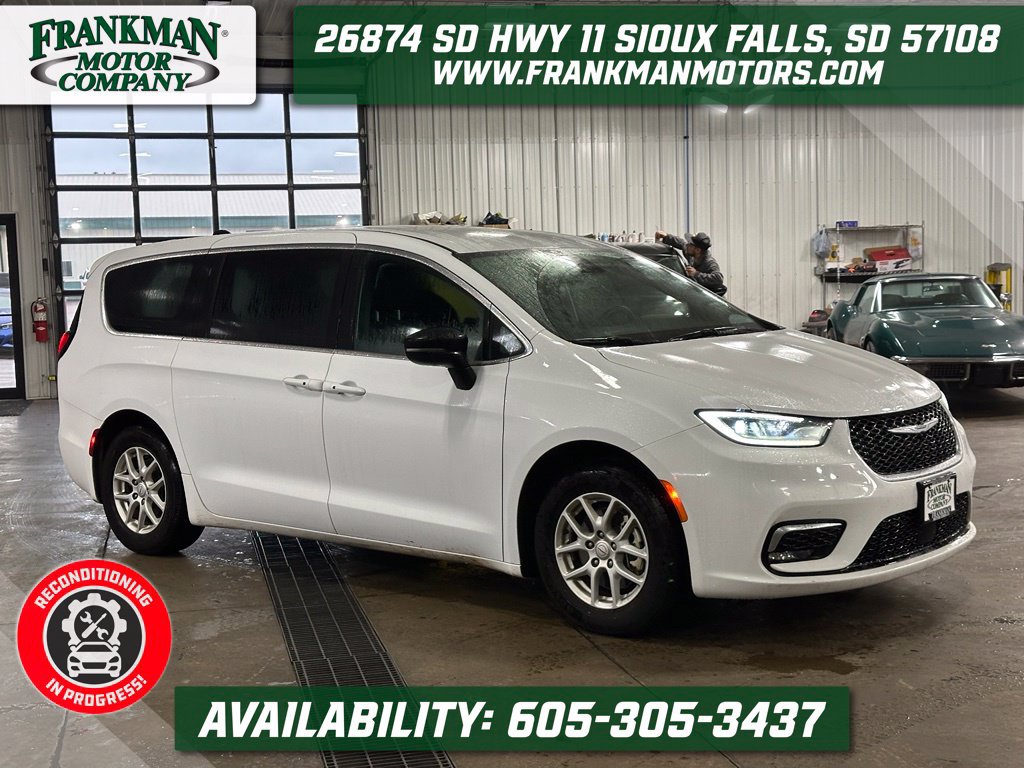Used 2025 Chrysler Pacifica Select FWD image 1