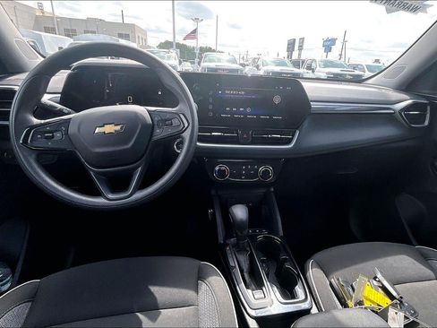 Used 2025 Chevrolet TrailBlazer LT AWD/4WD image 16