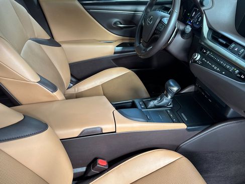 Certified 2021 Lexus ES 300h w/ Accessory Package 2 FWD image 19