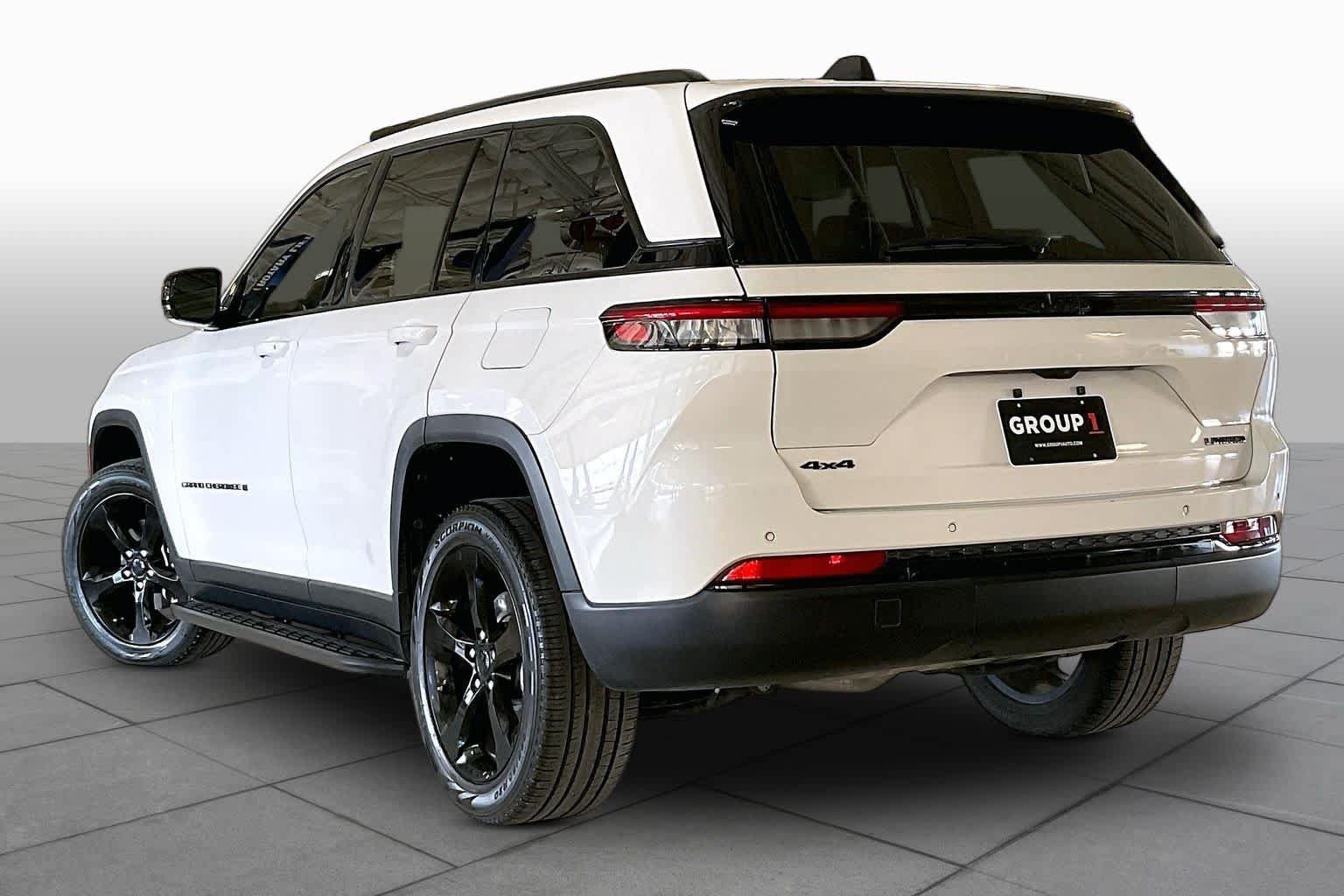 Used 2023 Jeep Grand Cherokee Limited w/ Black Appearance Package AWD/4WD image 11