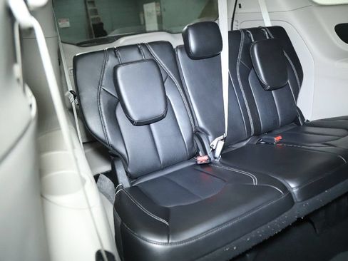 Used 2024 Chrysler Pacifica Limited FWD image 32
