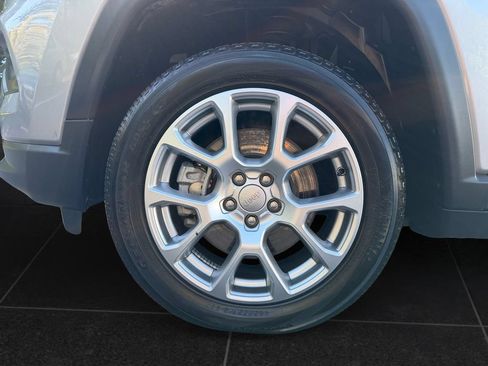 Used 2023 Jeep Compass Latitude w/ Sun and Sound Group AWD/4WD image 9