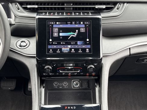 Used 2024 Jeep Grand Cherokee L Laredo image 3