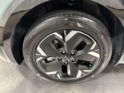 Certified 2023 Kia Niro Wind w/ Wind Preserve Package FWD image 3
