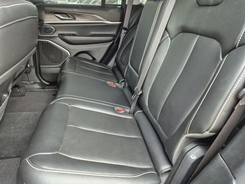 Used 2024 Jeep Grand Cherokee Limited w/ Luxury Tech Group II image 17