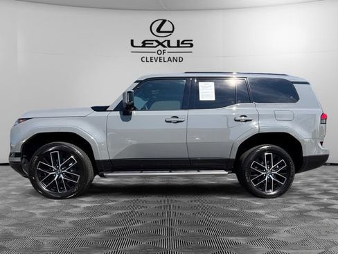 Used 2025 Lexus GX 550 w/ Accessory Package (2T) AWD/4WD image 3