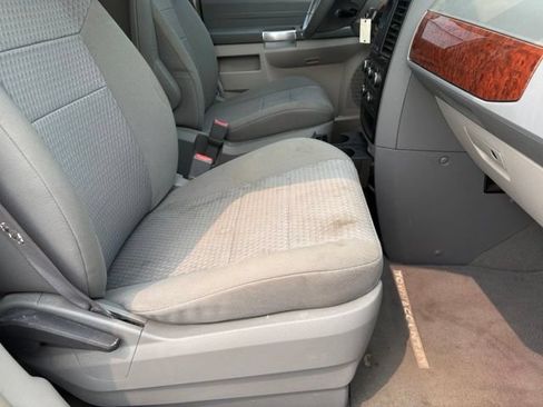 Used 2008 Chrysler Town & Country Touring FWD image 18