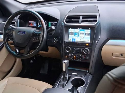 Used 2017 Ford Explorer XLT w/ Equipment Group 202A image 10